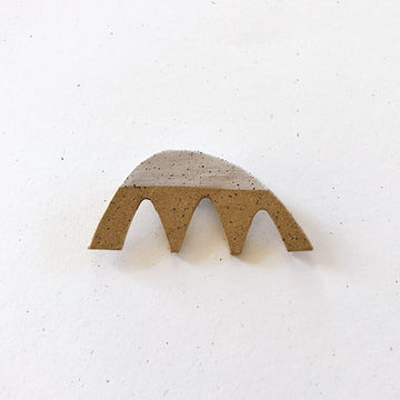 Sandy (brooch)